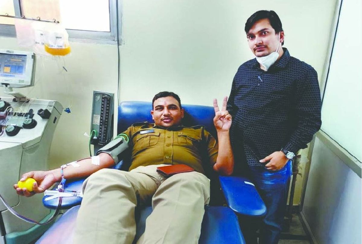 up police cop save life of woman by donating platelets in agra