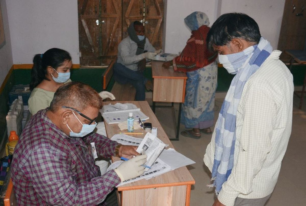 Up Assembly By Election: Voteing In Tundla Assembly Reach Only 54 Percent