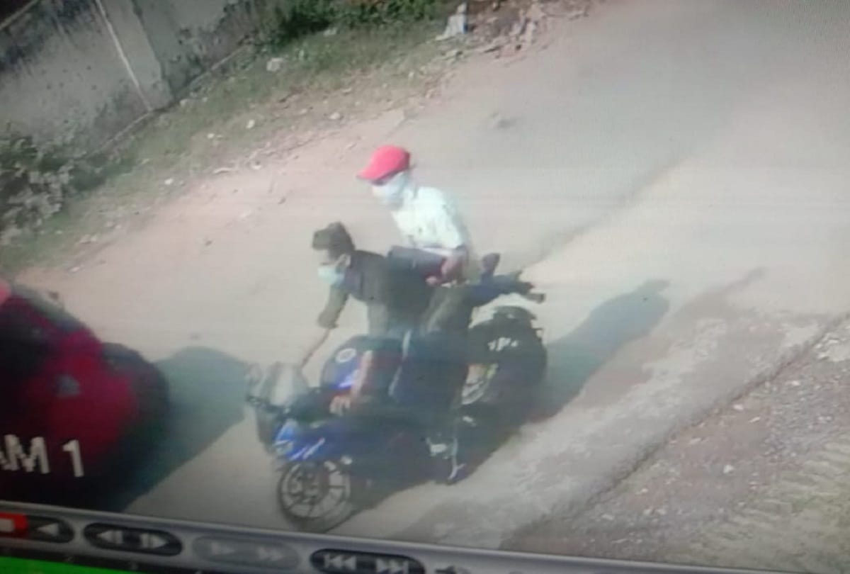 1.32 lakh robbed in broad daylight from a textile shop worker in Atarasuiya
