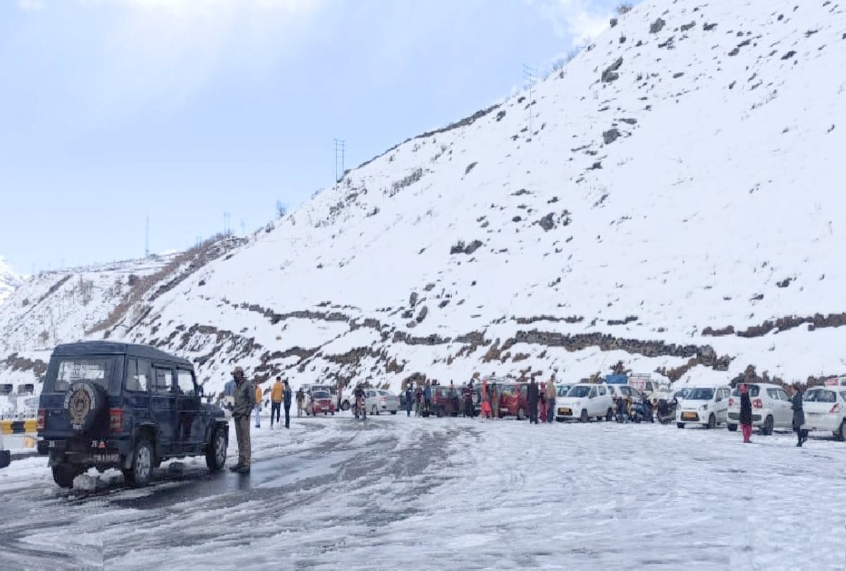 fresh snowfall recorded in kinnaur and other high peaks in himachal, Keylong temperature minus five degrees, huge rush of tourists at atal tunnel