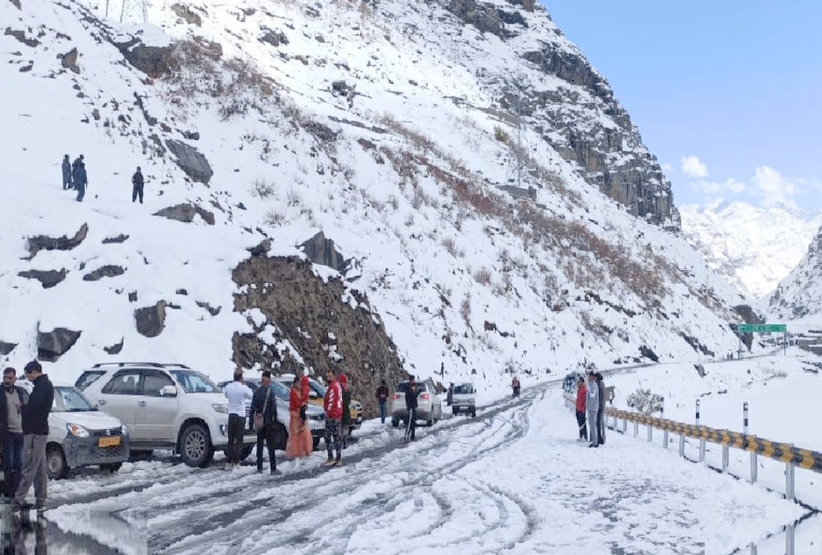 fresh snowfall recorded in kinnaur and other high peaks in himachal, Keylong temperature minus five degrees, huge rush of tourists at atal tunnel