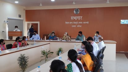 राज्यपाल आनंदी बेन पटेल ने किया संवाद।