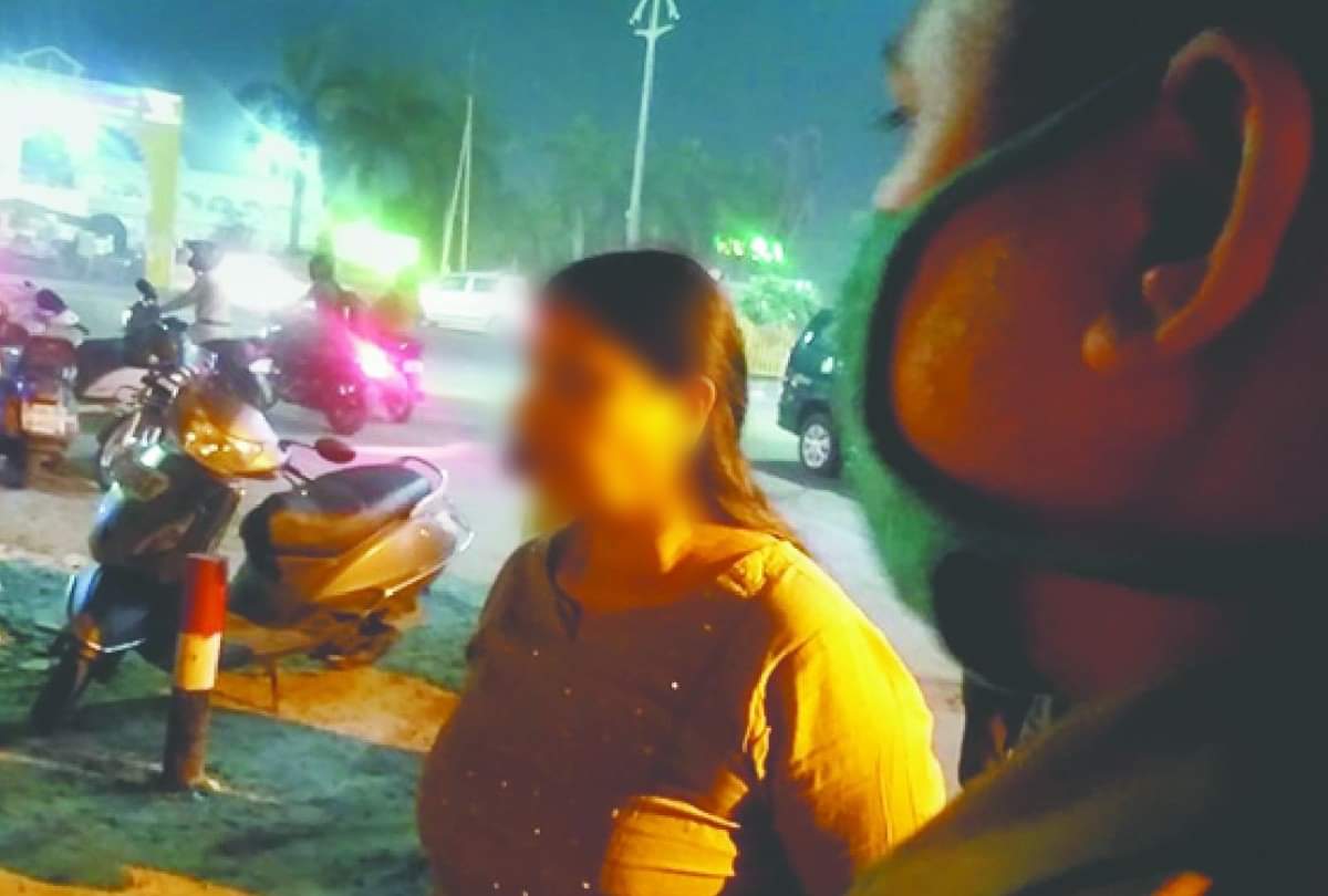 Woman Attacked On YoungMan With Hammer Said This Is Punishment For Trapping Girls At Facebook