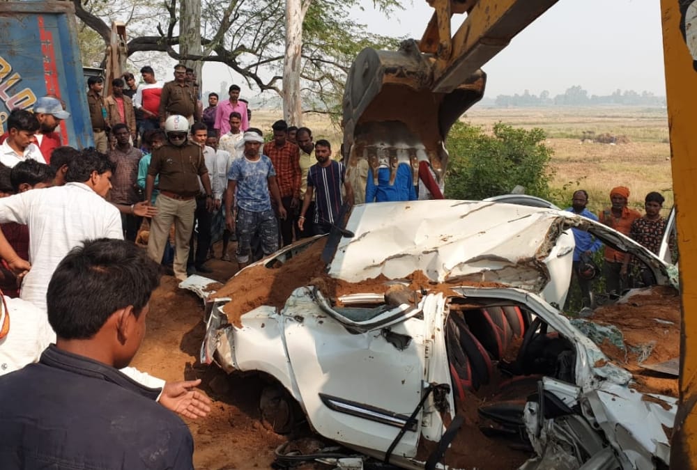 one died when a dumper falls down on a car in Bahraich.