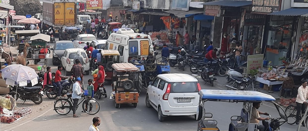 Ambulance stuck in jam due to increasing crowd on festival