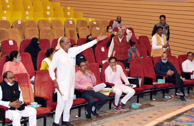 Budget of Rs 254 crore passed amid the commotion of councilors