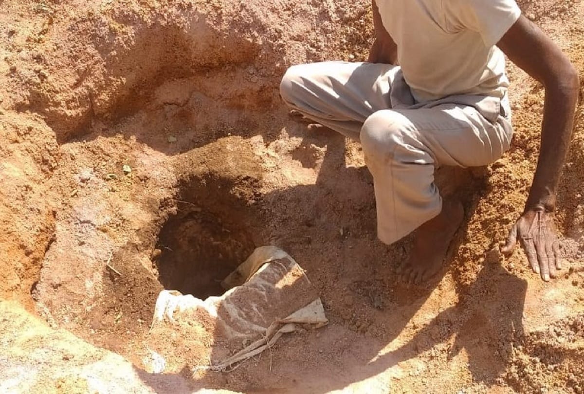 Three years child fall in borewell in jhansi