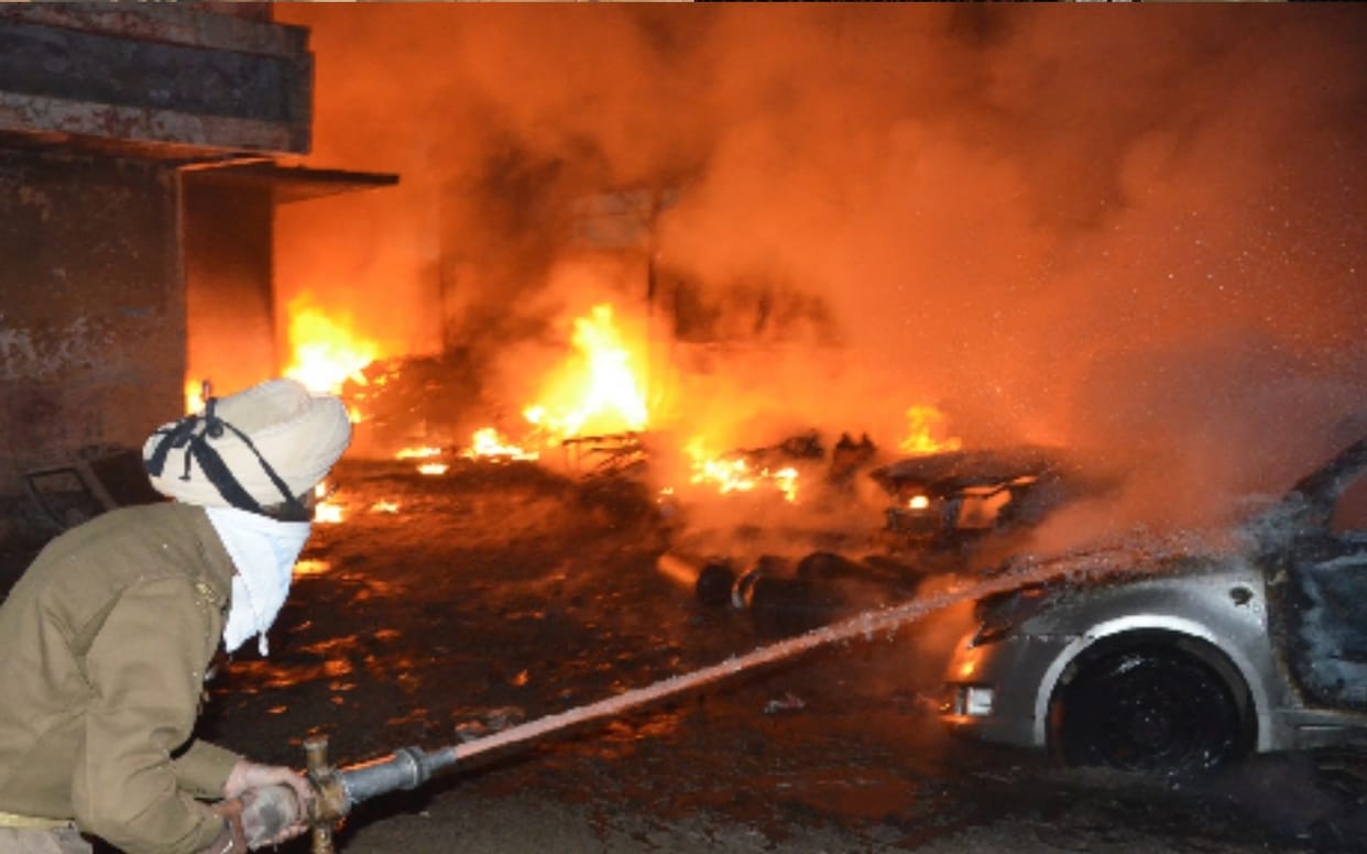 fierce fire in motor workshop in Muzaffarnagar, many vehicles burnt and destroyed, three fire engines caught