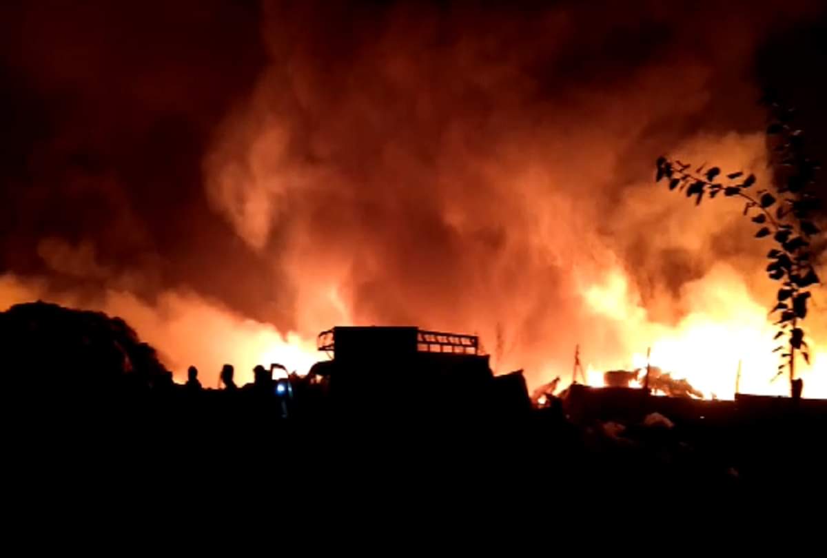 Ghaziabad fire News gas cylinder torn with explosion Women run away with children