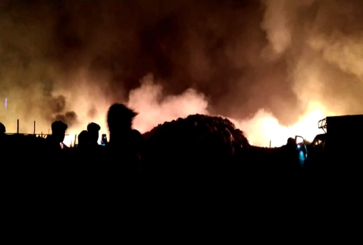 Ghaziabad fire News gas cylinder torn with explosion Women run away with children