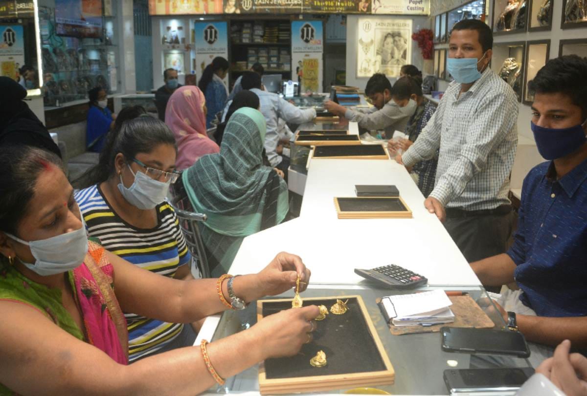 karwa chauth 2020 A couple bought gold karwa for 16 lakhs in lucknow