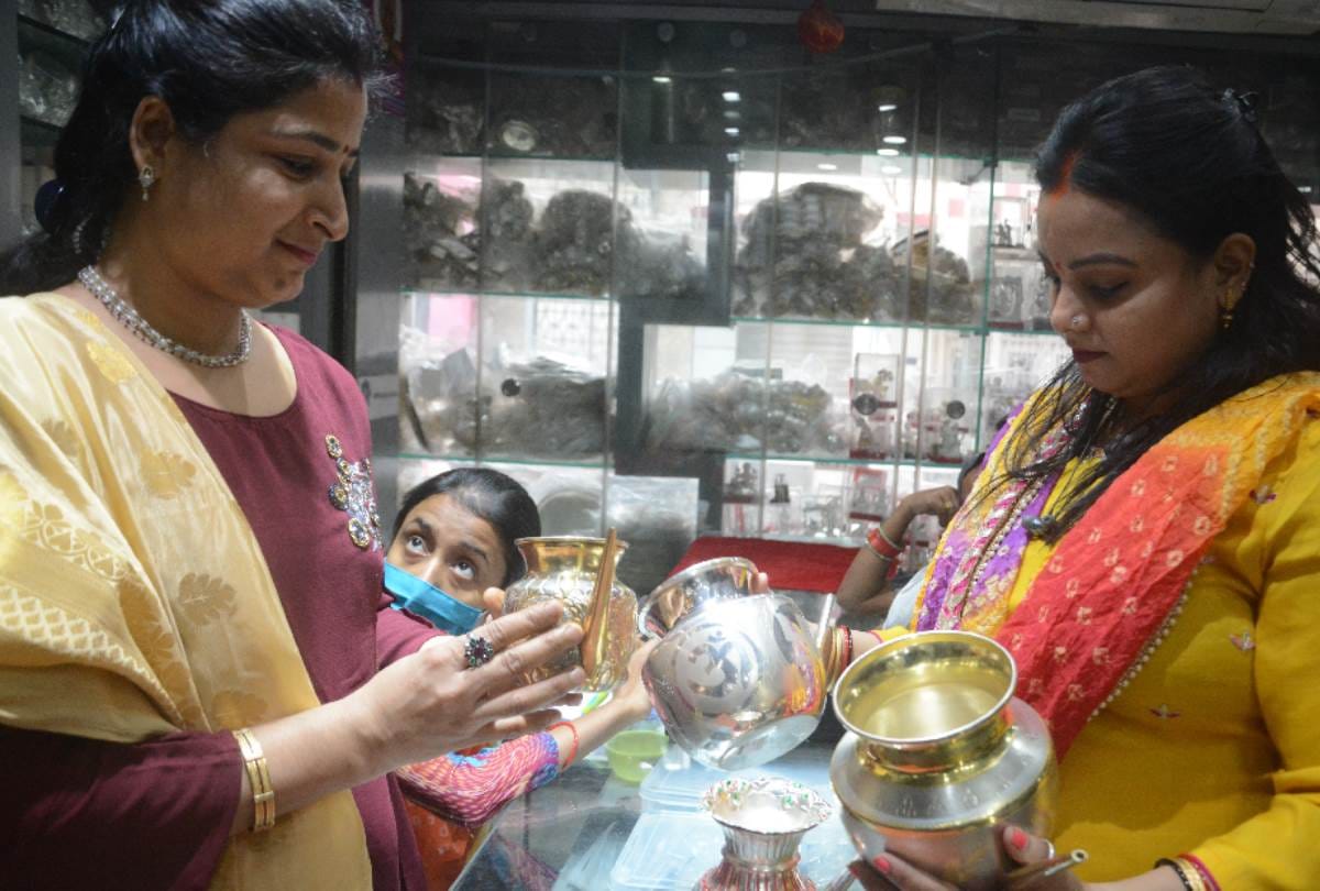 karwa chauth 2020 A couple bought gold karwa for 16 lakhs in lucknow