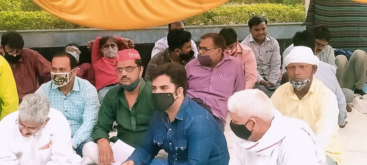 Support of Samajwadi Teachers Assembly for Satyagraha of contractual teachers of Kashi Vidyapeeth