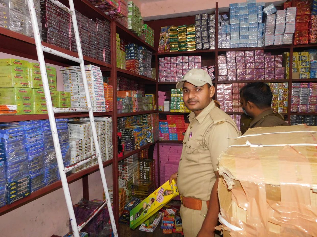 Six lakh cracker caught, illegal cracker shop seized