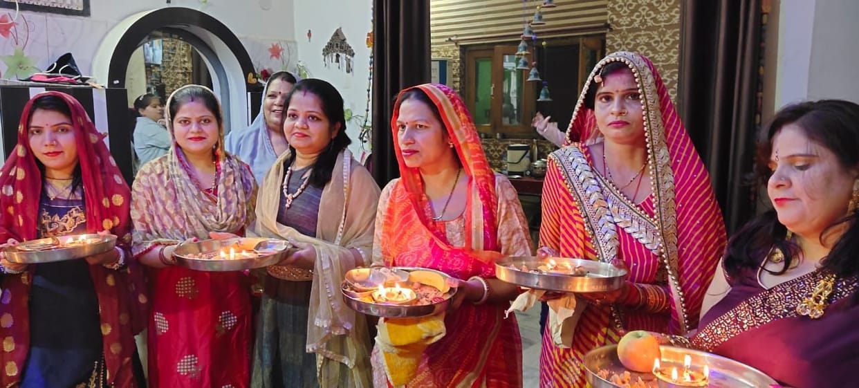Suhaagins broke Chauth's fast with the moon's moon