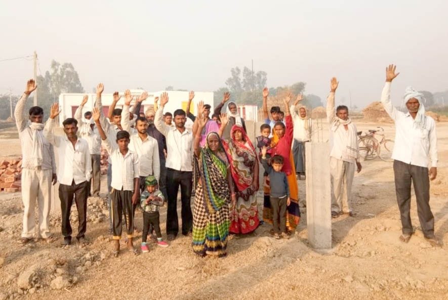 vidyaalay get ke saamane nirmaan karaane par hangaama