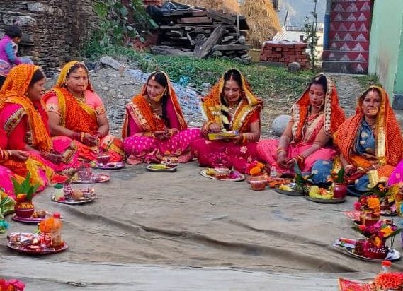 Mass worship of women on Karvachauth festival, broke the fast after moon's moon