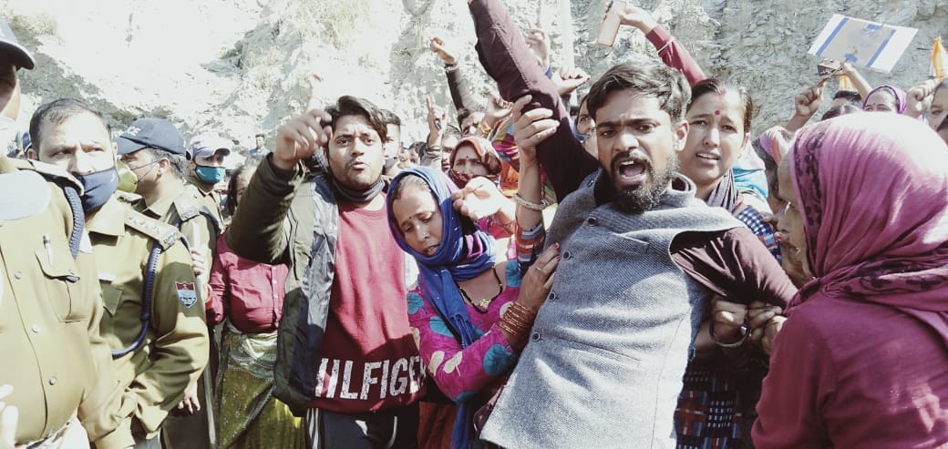 New Tehri: Dobra-Chanthi bridge, local villager protest against uttarakhand ex cm harish rawat