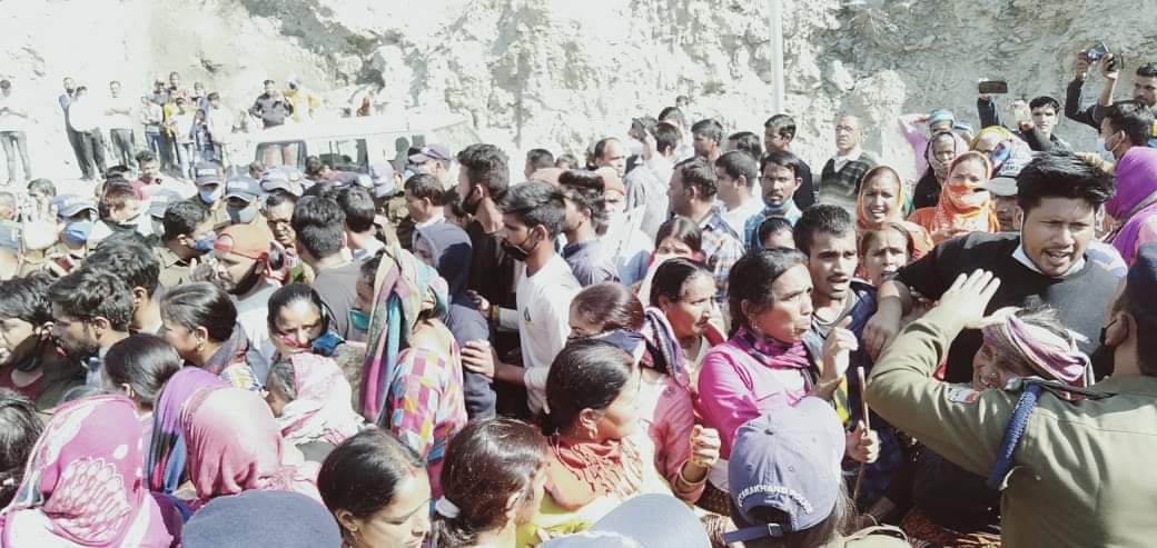 New Tehri: Dobra-Chanthi bridge, local villager protest against uttarakhand ex cm harish rawat