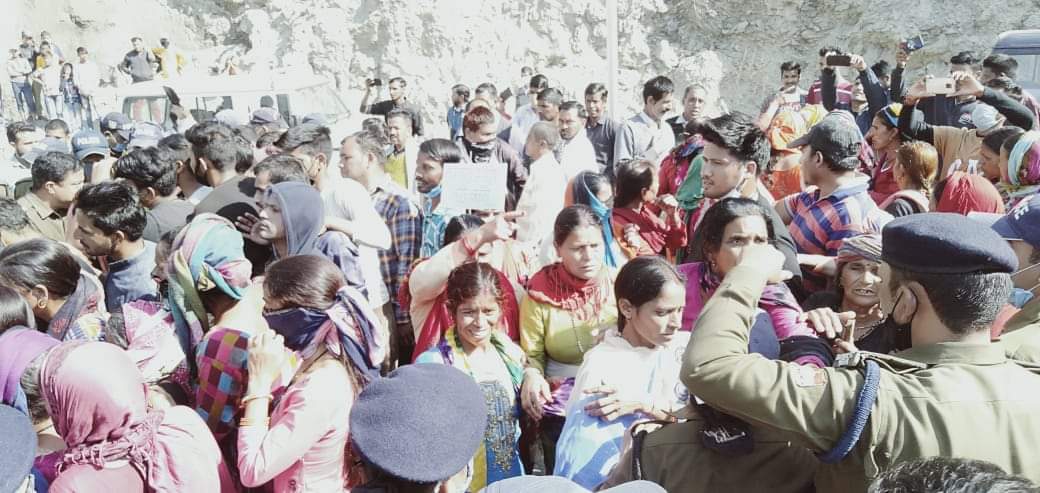 New Tehri: Dobra-Chanthi bridge, local villager protest against uttarakhand ex cm harish rawat