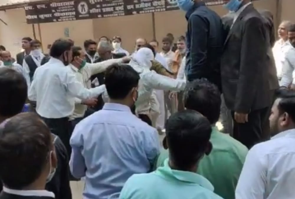 Lawyers beat police men raebareli district court.
