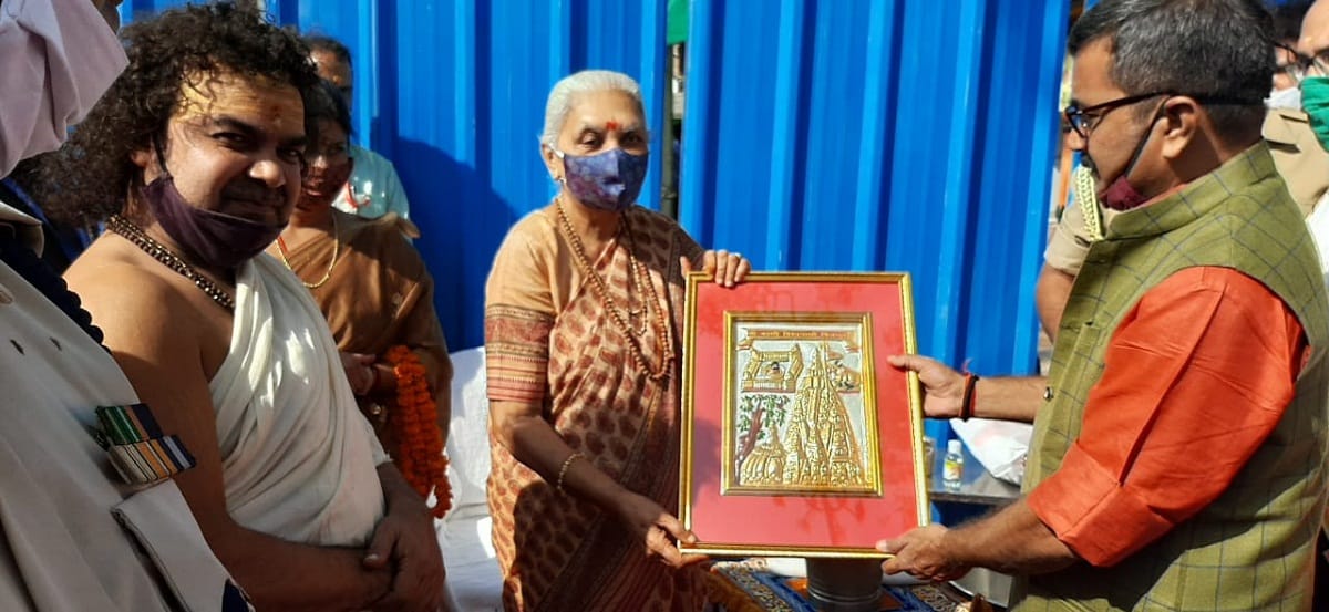 Governor anandi ben patel worshiped in kashi vishwanath mandir also visit corridor in varanasi