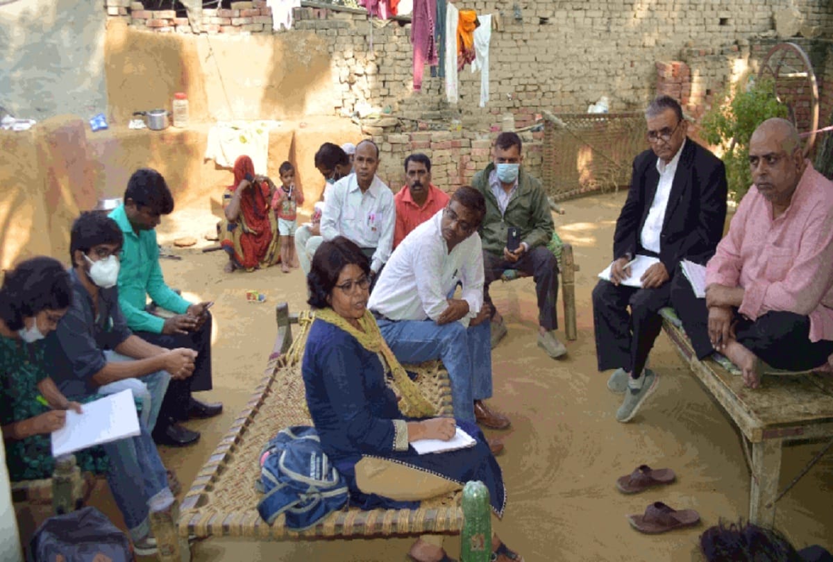 The people of the human rights organization meets relatives of the victim in Hathras