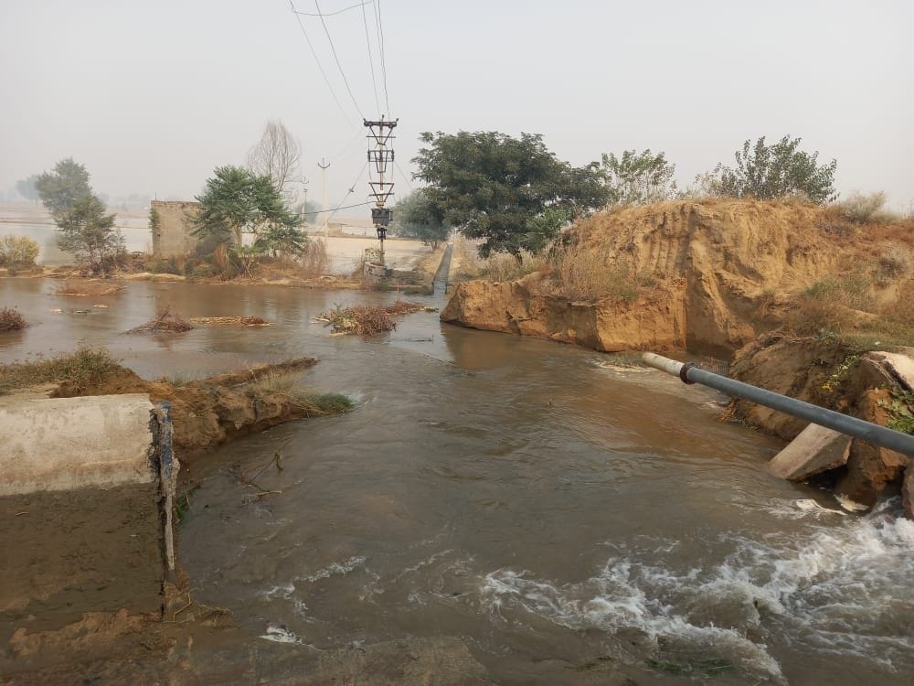 30 acres of crop filled with water due to breakdown of Gigarani minor