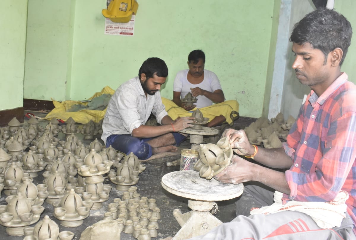 Craftsmen got orders worth lakhs of rupees from South India for Diwali festival