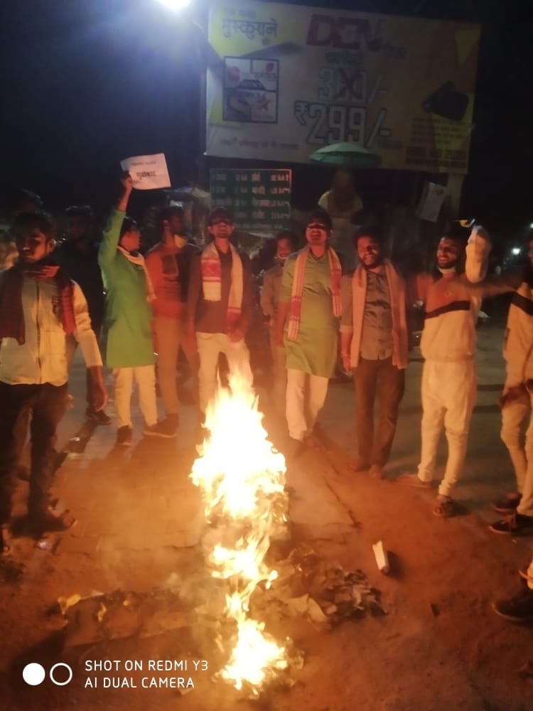arnav goswami prostest sonia gandhi rahul gandhi statue