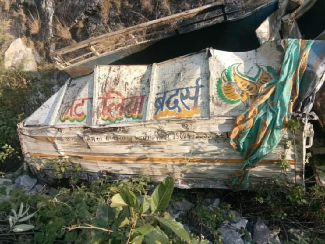 uttarakhand news: Unbalanced pickup falls in a ditch in Haidakhan road, two killed