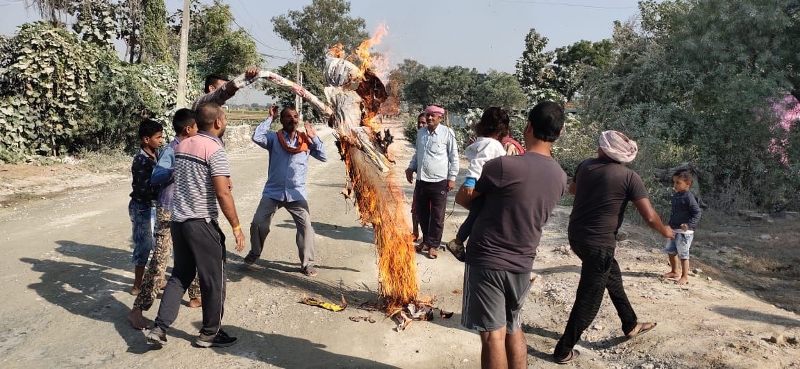 Maharashtra government expressed opposition by blowing Pootla