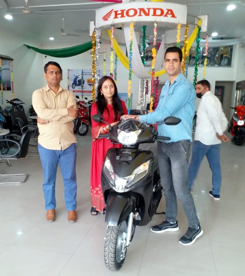 15 husbands gave scooty gifts to wives