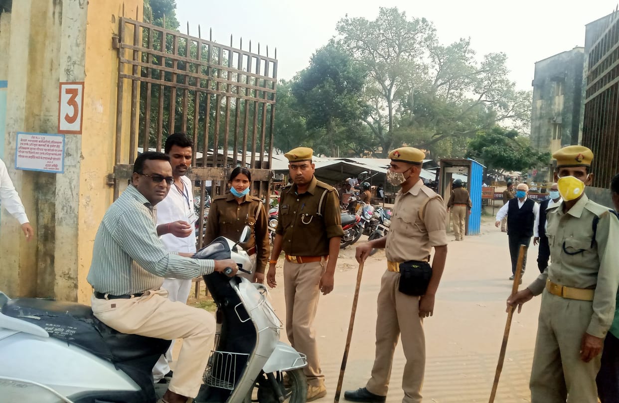 No entry of vehicles without pass inside the court premises