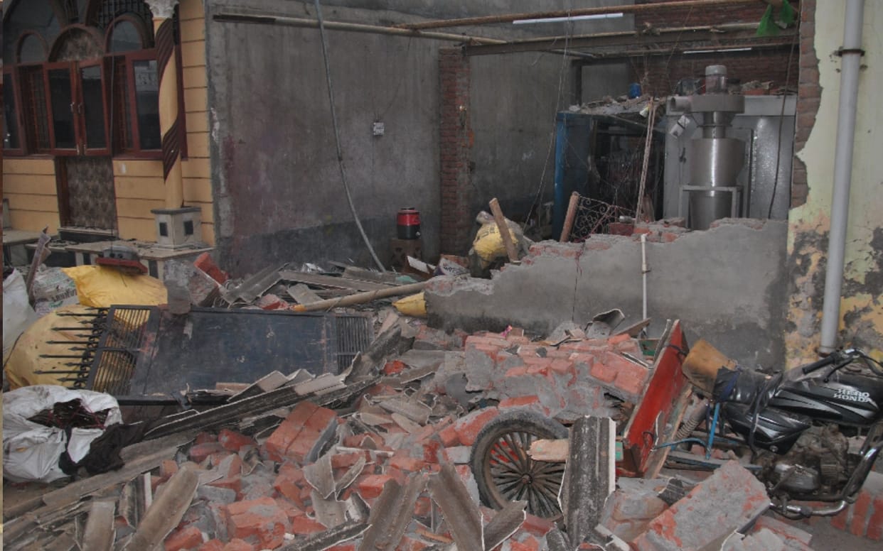 Blast in a illegal factory in kankarkhera meerut three scroched