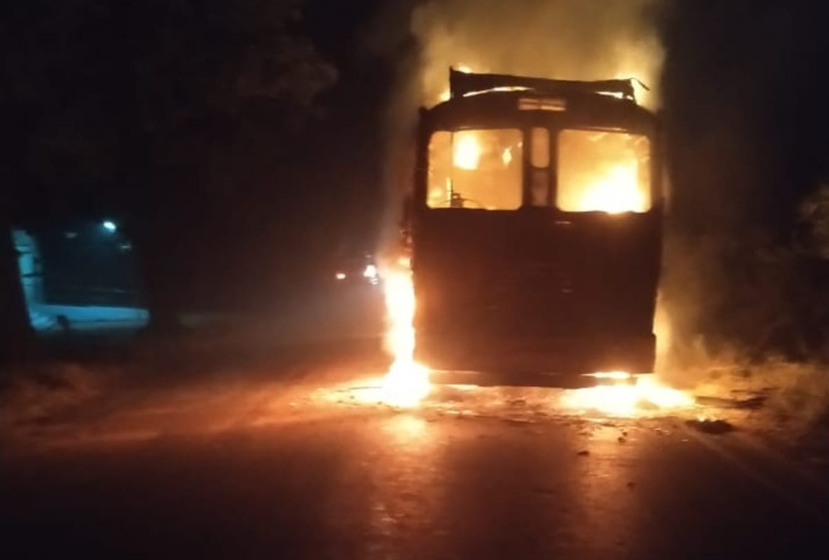 fire on moving truck in deoria ramjanki road