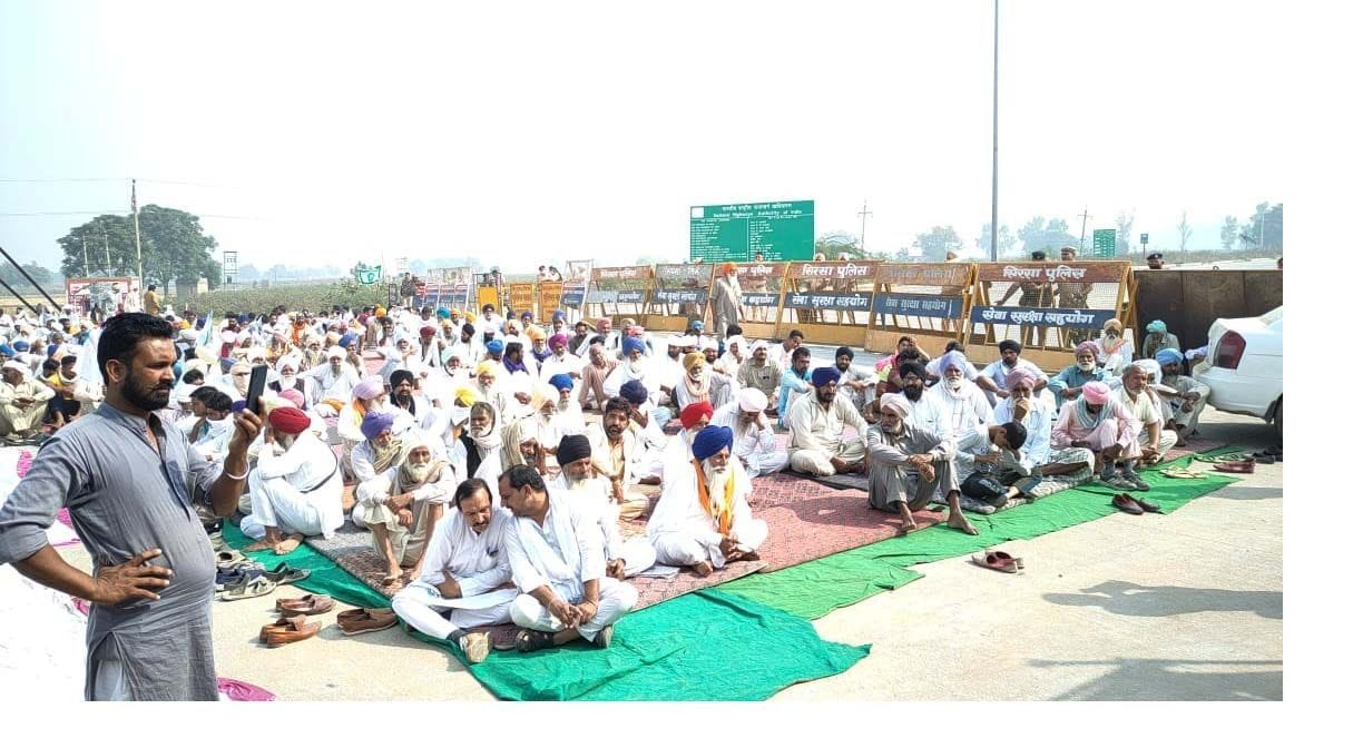 Farmers jammed five places in the district