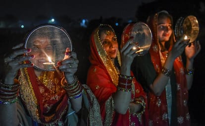 पंचकूला सेक्टर 15 में चांद को देखकर व्रत खोलती महिलाएं।