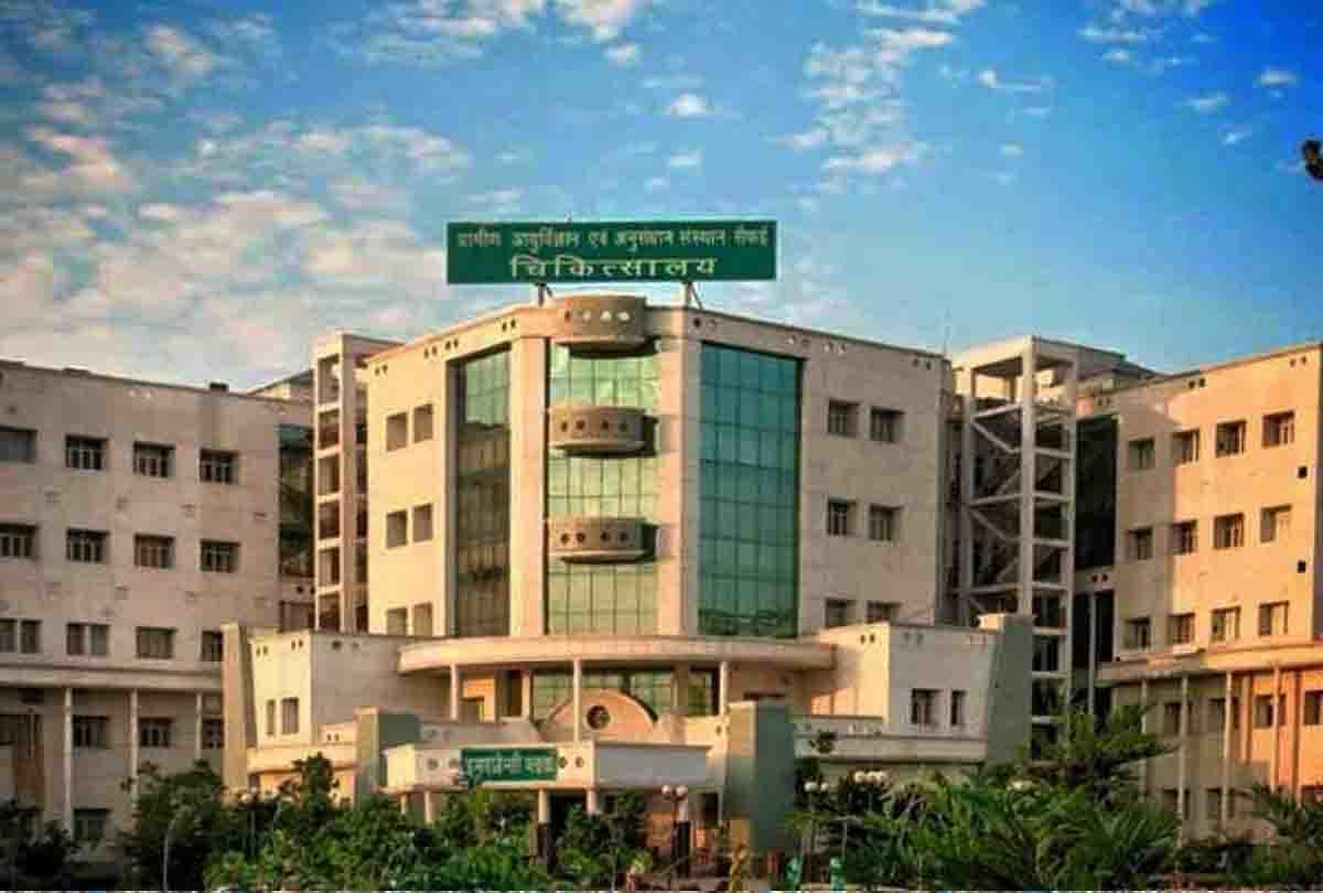 Oxygen cylinder leak in trauma center of Saifai Medical College