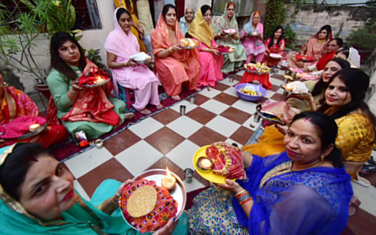 Karvachauth: Suhaginen looked desperate for her husband's looks after doing sixteen makeup, see special photos of Karvachauth