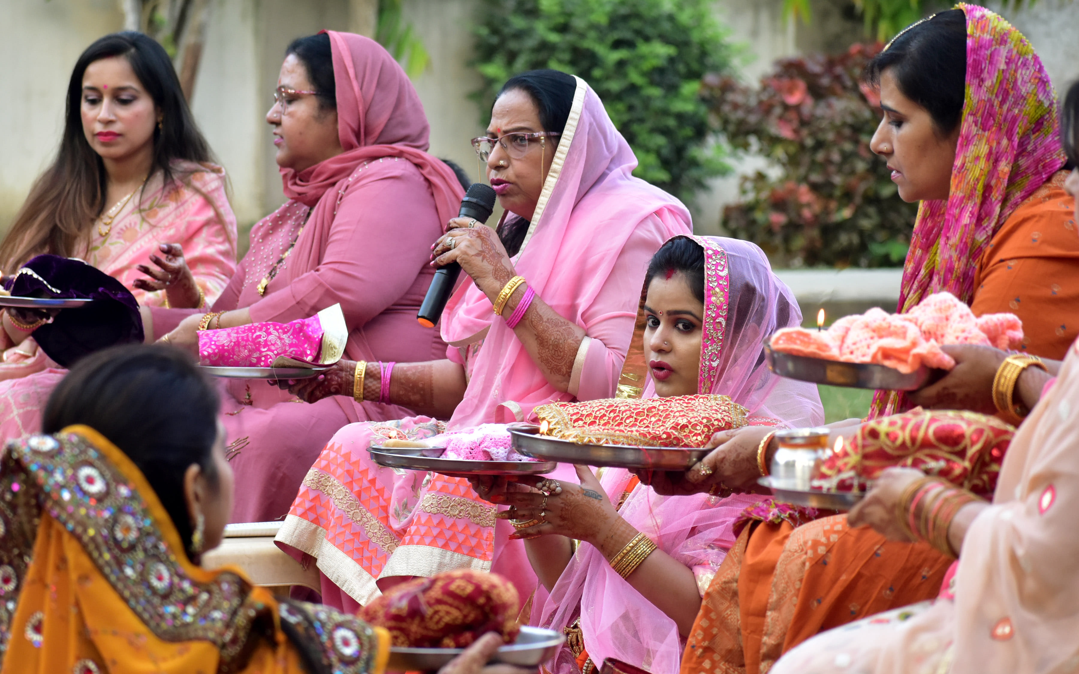 Karvachauth: Suhaginen looked desperate for her husband's looks after doing sixteen makeup, see special photos of Karvachauth