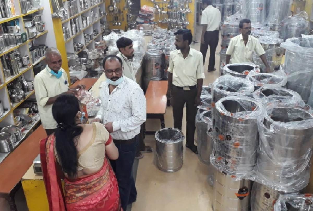 bartan bazar prepared  for selling on dhanteras in lucknow