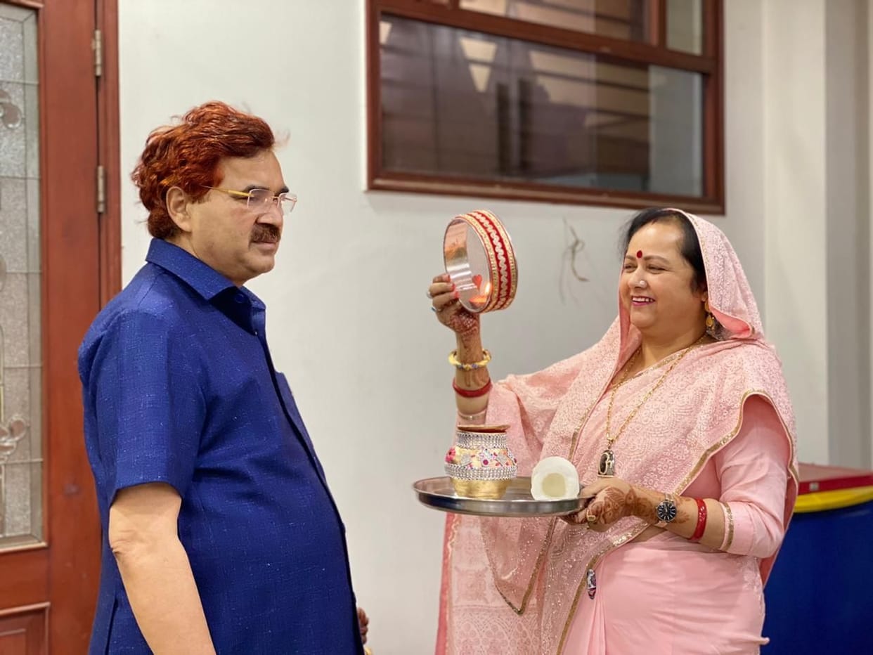 Married women see her husband face with sieve