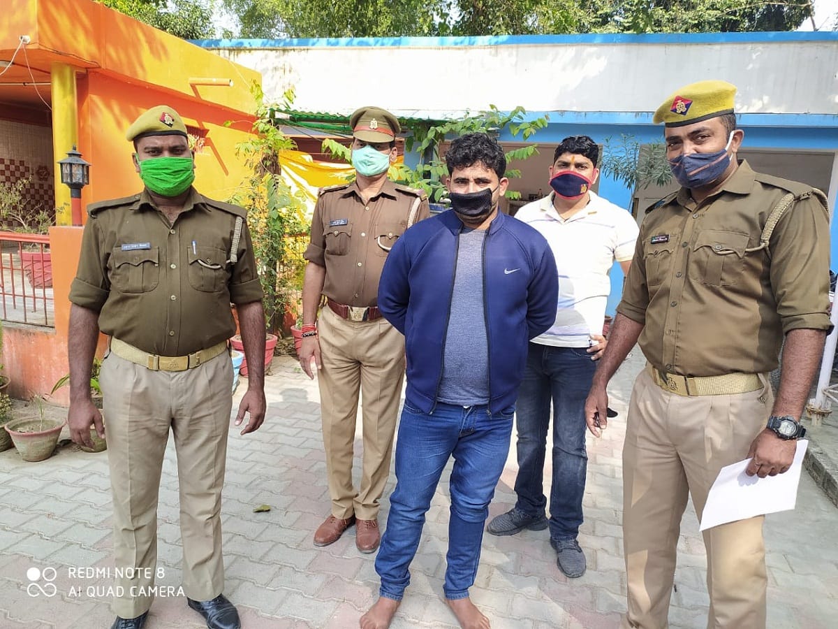 Varanasi Post office scame: cantt police arrested accused National Gold Medalist in wrestling vinay yadav and post assistant
