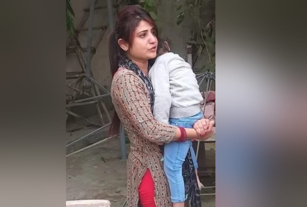 neha Did Not Get Entry In husband house Even After 17 Hours Of Dharna at moradabad