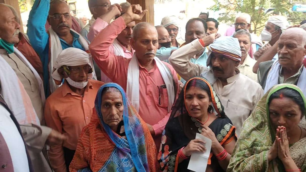 Ex-servicemen organization delegation handed over check of one lakh 21 thousand to Dhirendra Singh's wife