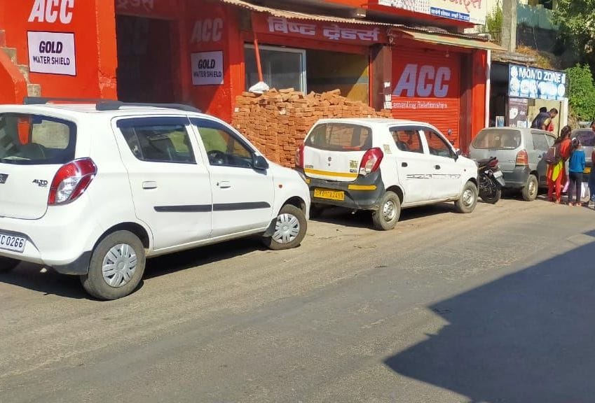 The problem of jam is increasing in Dharanaula due to the parking of no parking zone
