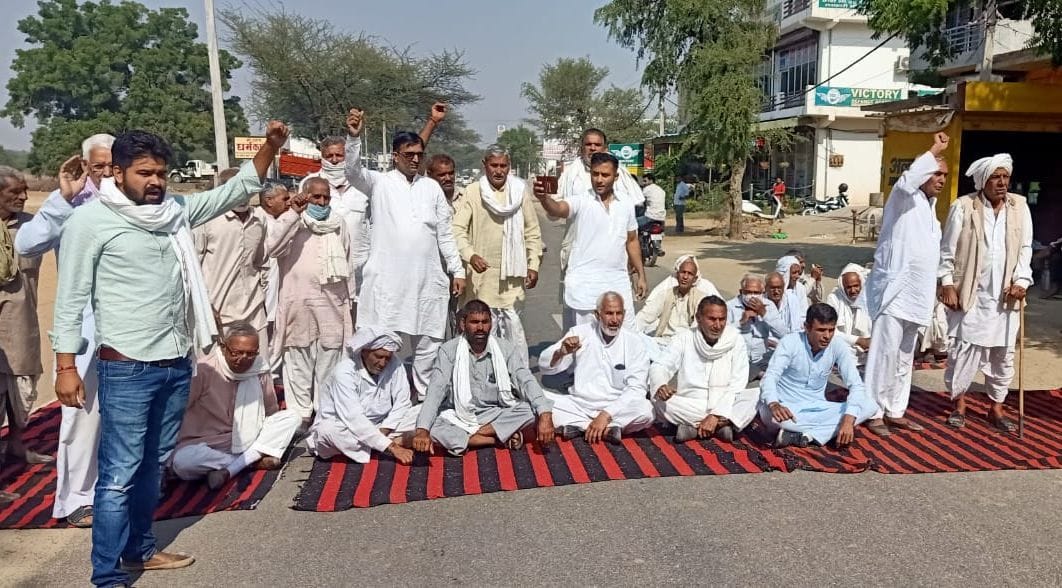 Farmers blocked the Jui-Badra road for one hour