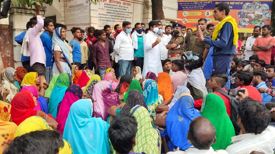 Fight in two sides in Jaunpur 11 injured including two women uproar on collectorate