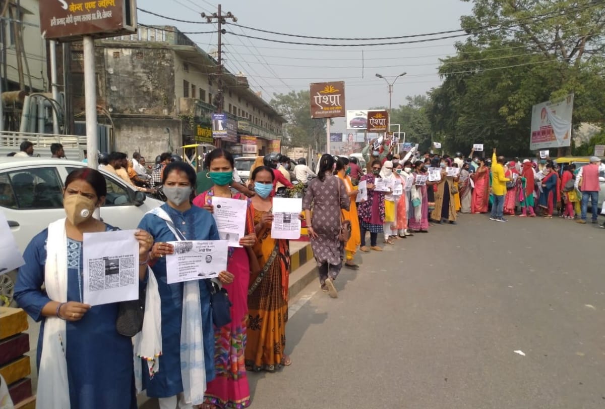 Instructors created human chain demand for increase honorarium